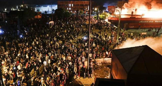 美国▲美国黑人大妈怒斥抗议：你们是抢劫，你们需要钱！还想让黑人来国内吗？