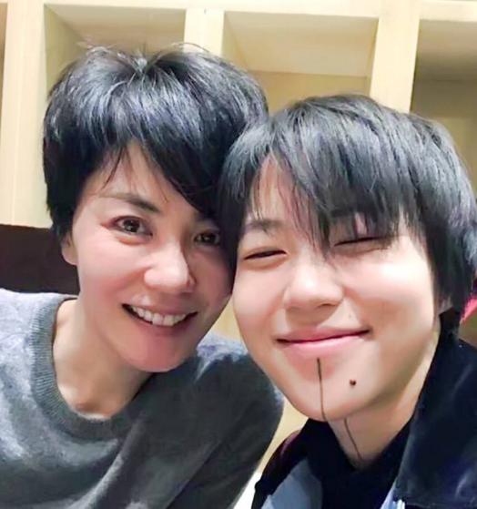 |走进王菲在北京的家,住着独栋的3层欧式别墅 ,户外环境似仙境