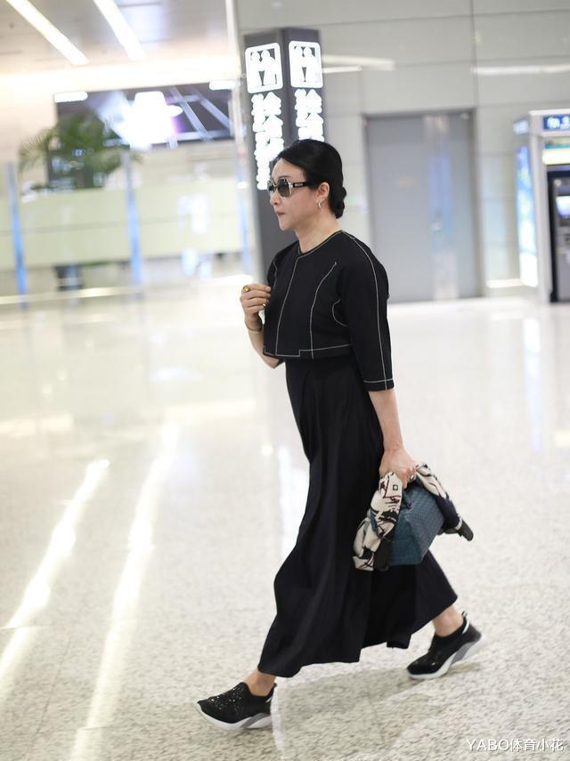 『金星』51岁金星为保命停止服药,“后遗症”越发明显,和老公合影一言难尽!