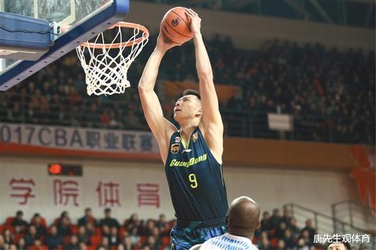 #陈江华#CBA功勋级别元老陈江华，一家四口妻子年轻，靠着打野球养家糊口