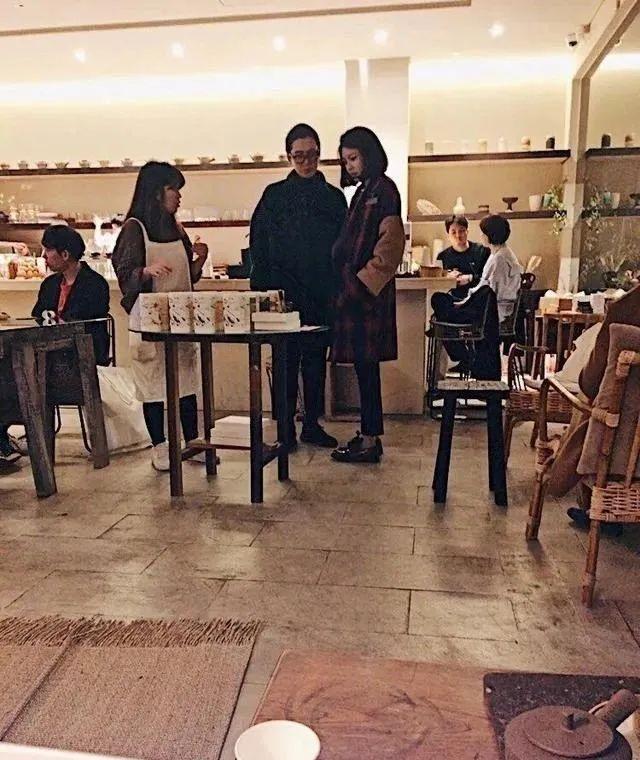 郑敬淏■他是184cm长腿叔叔，她是国民少女偶像：谈了8年初恋，仍是美好