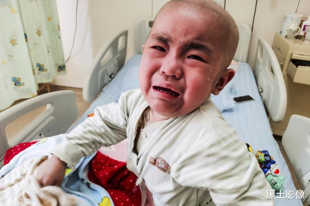 黑土影像|四川一男童出生后接连6次手术,母亲一度精神失常仍遭公婆怒骂