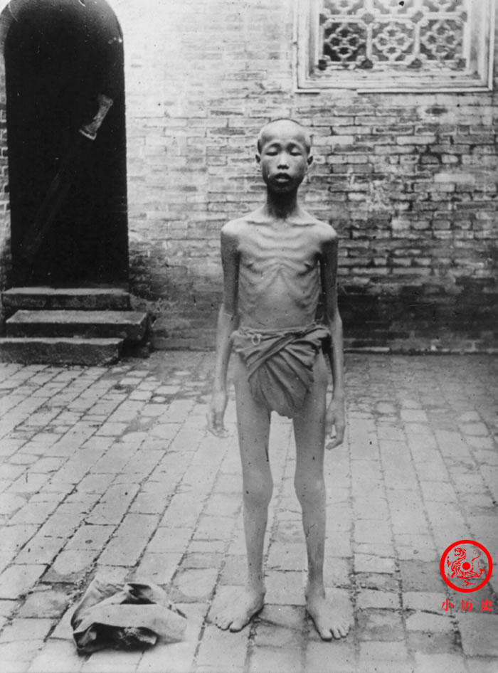 晚清|晚清老照片：“丐帮”帮主全身挂满垃圾，知州大人派头十足