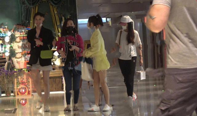 霍思燕|霍思燕大方带女儿外出，一脸灿笑难掩走样身材，陷“幸福肥”难自拔