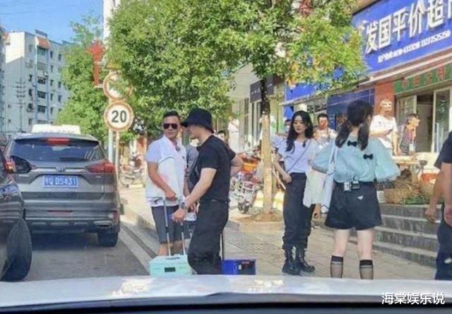 「赵丽颖」赵丽颖黄晓明现身菜市场,两人推车筐买菜超接地气,颖宝笑开了花