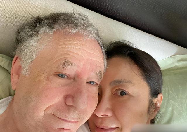 杨紫琼|杨紫琼高调秀恩爱，与大16岁富豪男友贴脸合影，头色对比太抢眼