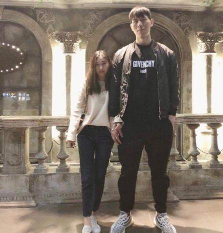 「姚明」他是中国篮坛最壮球员，不打职业专打野球，体重300斤卧推爆姚明