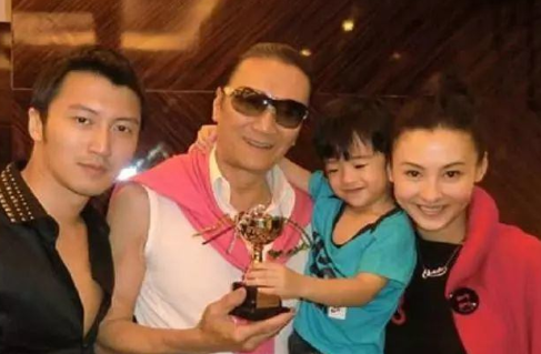 『谢霆锋』谢贤说漏嘴，张柏芝三胎父亲的身份明确，网友：看谢霆锋怎么回应