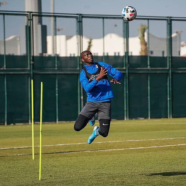 「上海申花」曝申花外援被困在非洲无法返华，曾与家人相约在武汉见面