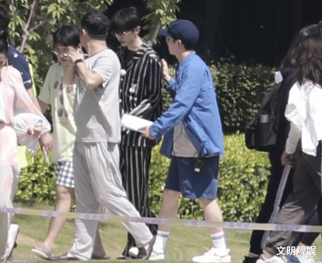 『蔡徐坤』跑男上演睡衣秀,郭麒麟像地主家的傻儿子,蔡徐坤却穿成了高定款