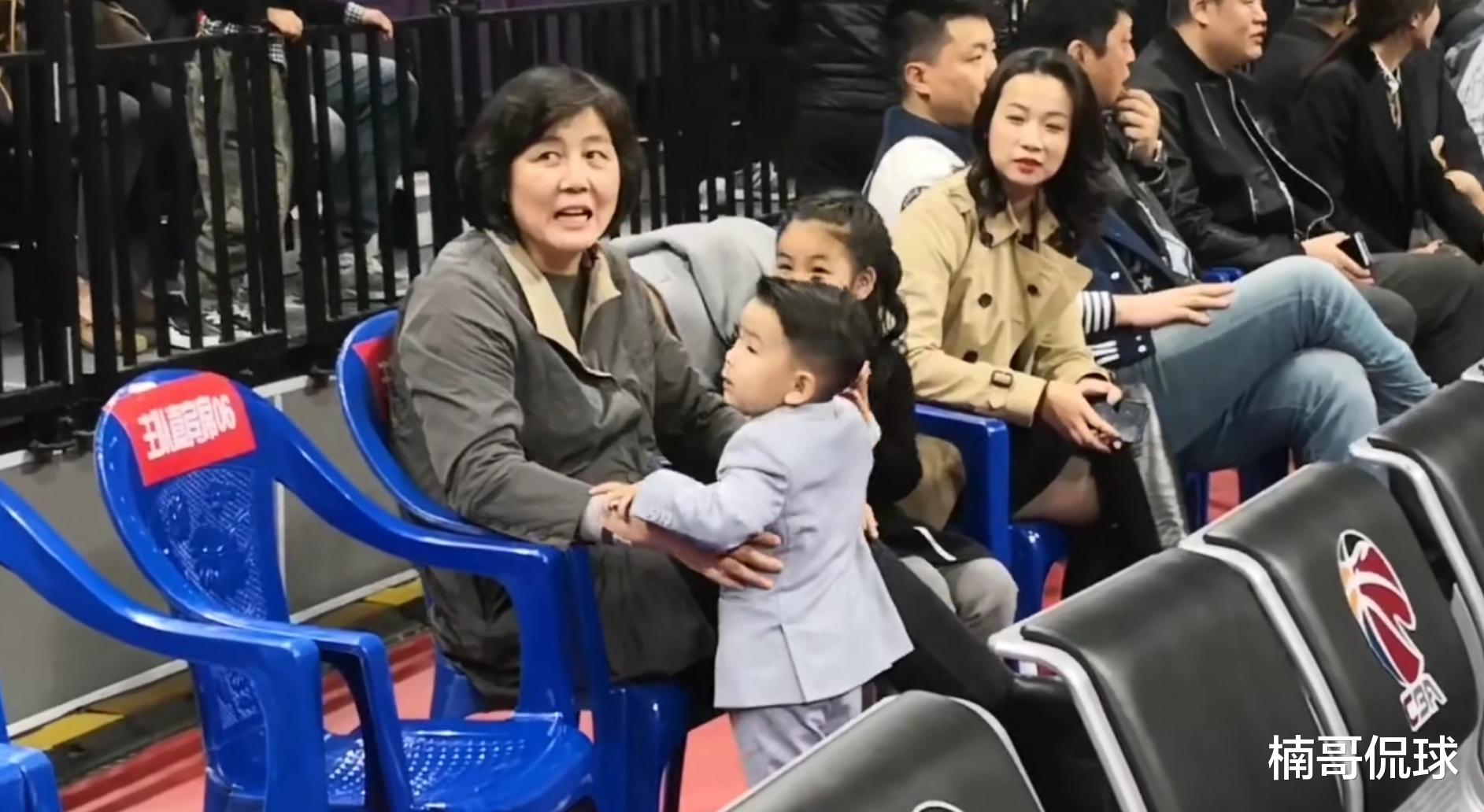 杨鸣|杨鸣爆粗口网友评价很一致！首度执教受关注，妻子气质出众现身少