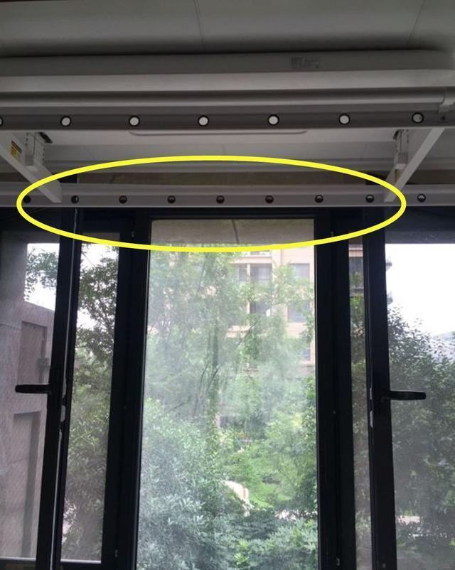 |装完晾衣架，发现阳台窗户只能开条缝隙，不能忍！家里没法通风了