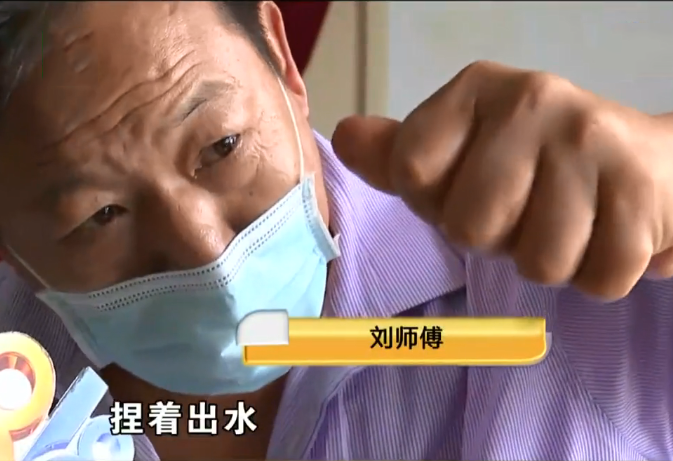 五花肉|大伯70多元网购5斤五花肉 收到后感觉不对劲：一撕就掉，不像真肉！