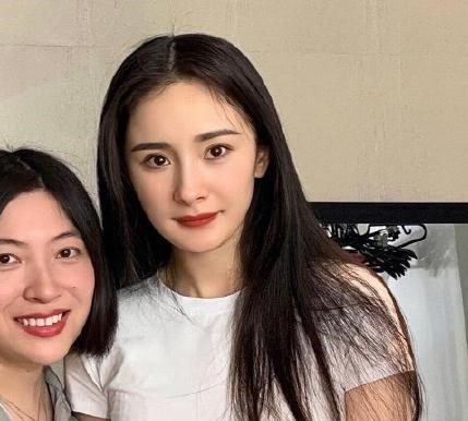 明星|路人明星的合影，王一博让人羡慕，热巴颜值高，看到杨颖：脸盲了