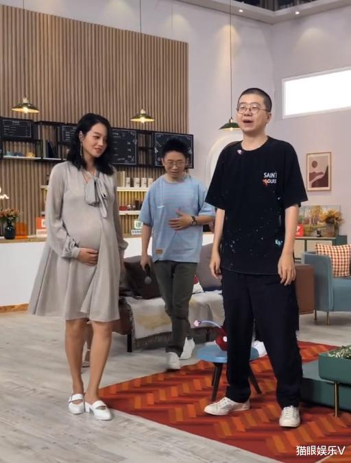 春晚|太拼！朱丹孕期录节目，因肚子太沉全程手扶，还得助理帮忙换鞋