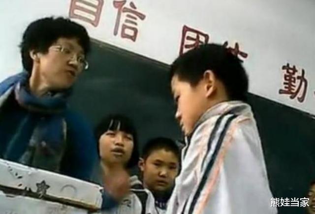 「教师」小学生检讨书玩起“捉迷藏”，老师却发现暗藏玄机：全部重写