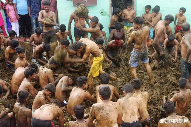 印度孟買發現超大牛糞坑，警察消防員眼睜睜看著10歲男孩淹死-圖3