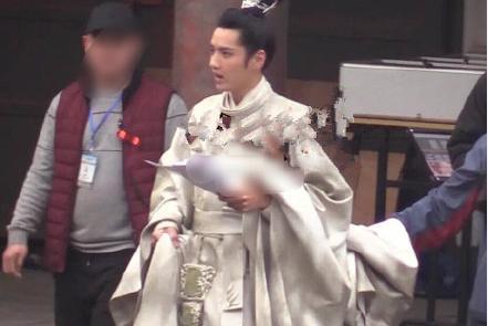 [吴亦凡]国内疫情好转吴亦凡从加拿大来中国，还是回国？引发网友热议！