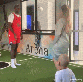 [博格巴]博格巴夫妇颠卷纸惹祸！妻子踢中儿子脑门吓懵 波巴捂嘴偷笑