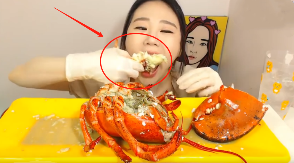 「龙虾」大胃王吃2米长“龙虾”，以为很有钱，掰开一看，网友直呼：骗子