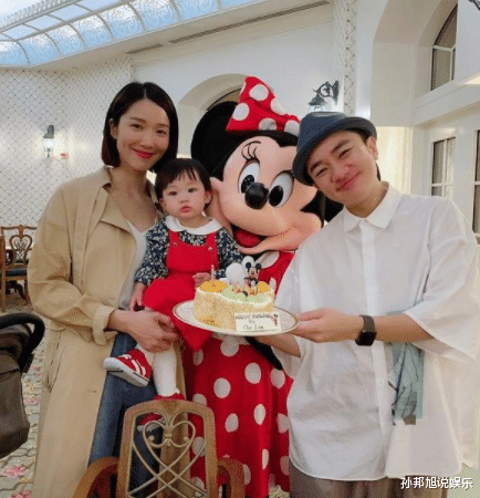 王祖蓝▲李亚男晒女儿丑照，王天韵吐舌卖萌超搞怪，表情喜感像王祖蓝