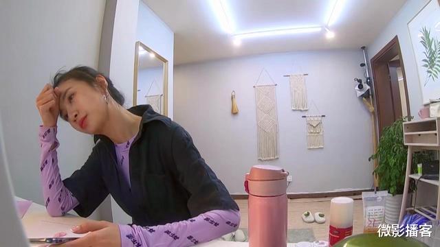 喜欢你我也是|《喜欢你我也是》王执臣突然送韩萌礼物，韩萌要退出？不想她离开