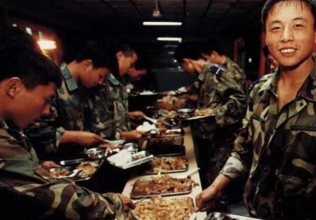 大米|部队食堂有多整齐？忍了大米，忍了蔬菜，最后却败给了面包片