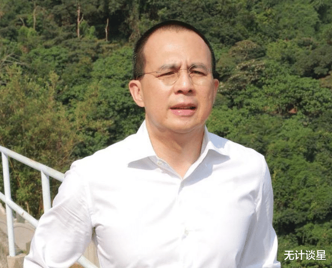 1990年庄月明去世,李嘉诚为她建造的楼,为何电梯只能上不能下?