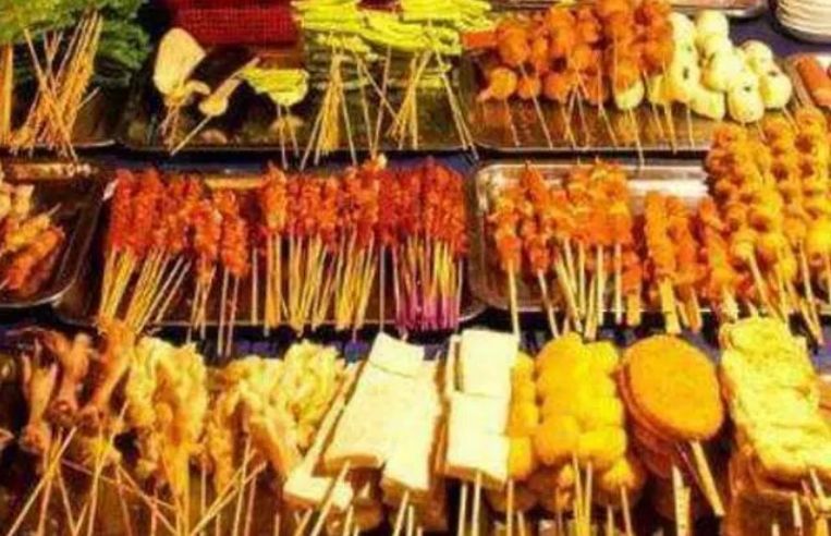 烧烤▲来烧烤档吃宵夜，只点这4样，我们吃得开心，老板却偷着难受