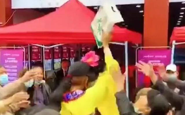 神鸟知讯资讯站|\＂假发都抢走了！\＂商家扮不倒翁派送礼品，被大妈集体按倒哄抢