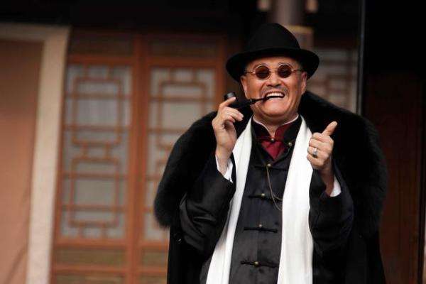 #赵本山#赵本山雕像已残破不堪，景区无人问津，活人能立像还是头一回见！