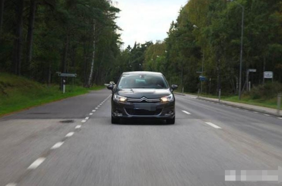 奥迪Q7|脚不踩油门就应该把脚放在刹车上这种操作习惯正确吗？