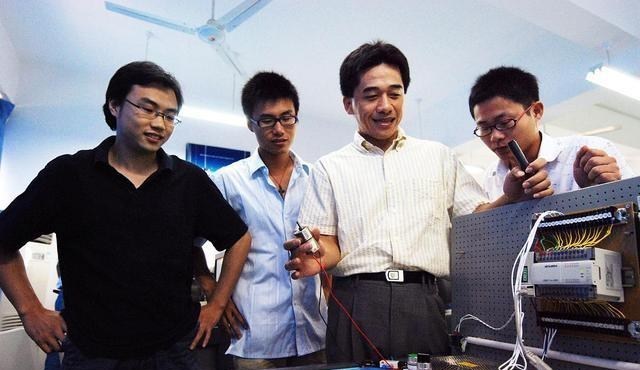 教师|中小学教师闹“男荒”。校长：我们也“慌”。网友：这次没说谎