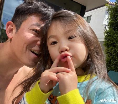 「陈冠希」?陈冠希晒父女合影,女儿冲镜头嘟嘴卖萌,微笑表情像极妈妈秦舒培