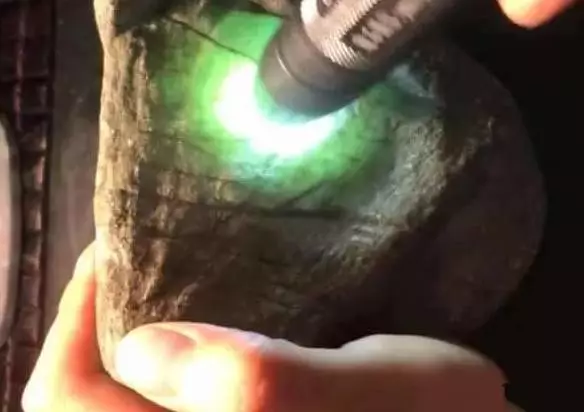 #翡翠#狠心花35000买的翡翠原石，糯冰手镯不要，切了牌子挂件一箩筐！