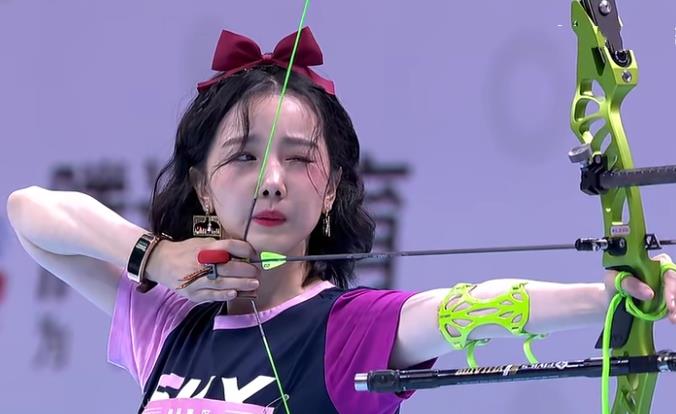 陈小纭|陈小纭获得冠军时，于小彤下意识反应亮了，原来麦迪娜说的都是真的