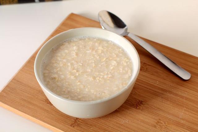 燕麦▲别人吃燕麦减肥你却在增肥？吃不对，再瘦身的食物也白搭！