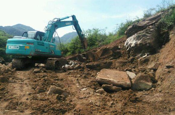 苦逼男开山建房, 3000元买2亩地, 但是平场地花4万多, 还要做护坡