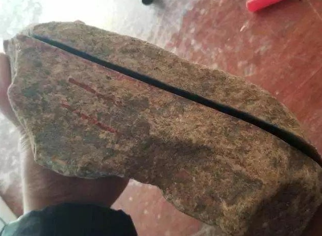：发小输的倾家荡产，倾尽存款切块铁锈皮缘石，现场围的水泄不通？