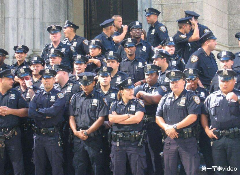 『美国』美国骚乱愈演愈烈，部分警察态度开始转变，拿起武器加入游行队伍