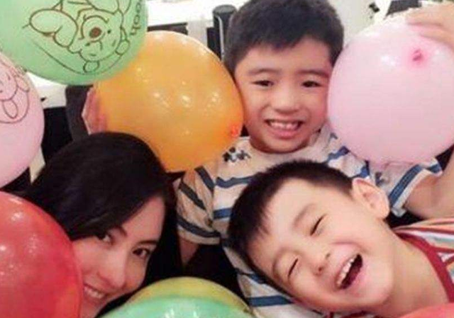 张柏芝|张柏芝三胎小儿子萌喊爸爸，吐字清晰，网友：一家五口常住一起？