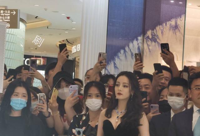 迪丽热巴|“最耐看”的5大女星，杨幂最后，迪丽热巴第三，第一名非她莫属