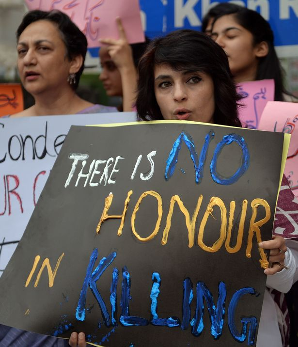 手中的铅笔|14岁的女孩在父亲拒绝叔叔儿子的求婚后，被叔叔浇上汽油烧死