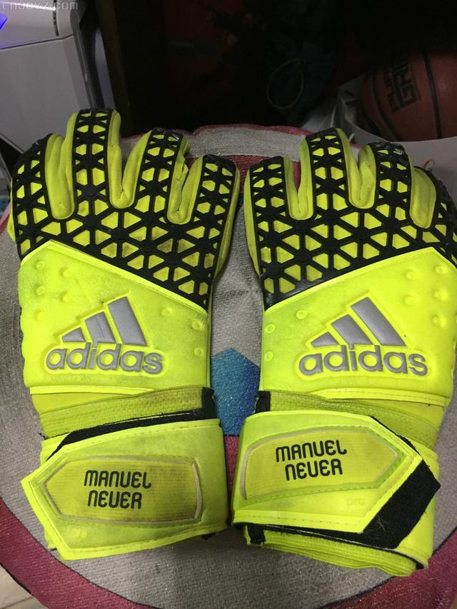 曼努埃尔·诺伊尔|世一门诺伊尔欧冠决赛上的手套,一般能戴几场,专业的伤不起啊
