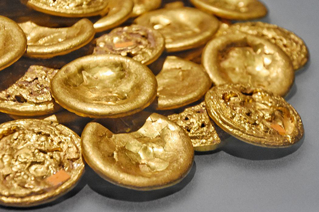 趣观历史|农夫在山洞掘出一百多斤黄金，拿到银行柜台兑钱，没想到等来警察