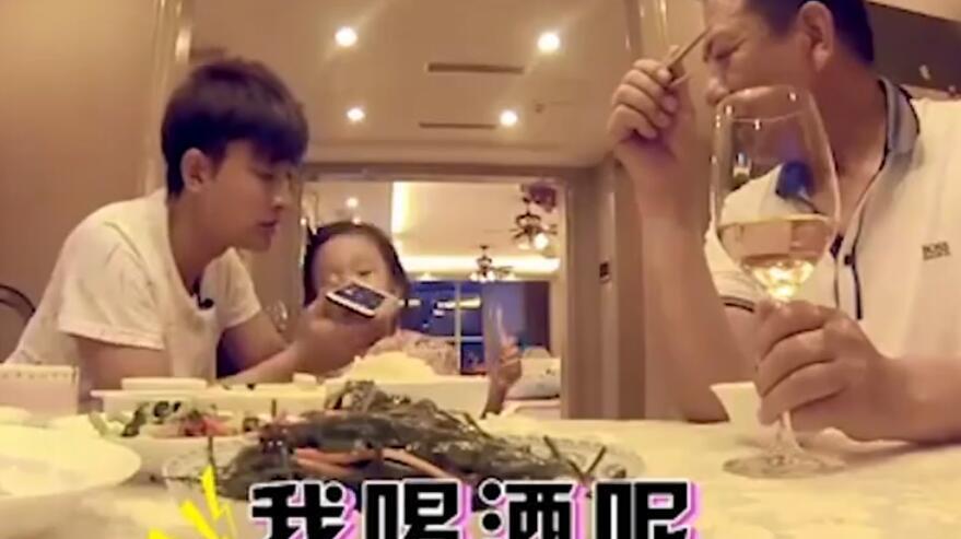 贾乃亮|李小璐打电话给贾乃亮找甜馨,不料忘关麦,通话内容暴露关系