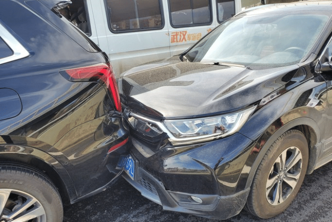 凯迪拉克XT6首撞!被本田CRV追尾,看完车损懵了:到底谁才是纸糊车