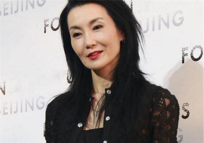 张曼玉|亚洲首位戛纳影后，走红毯时穿背心，拿影后超10次，56岁仍未婚