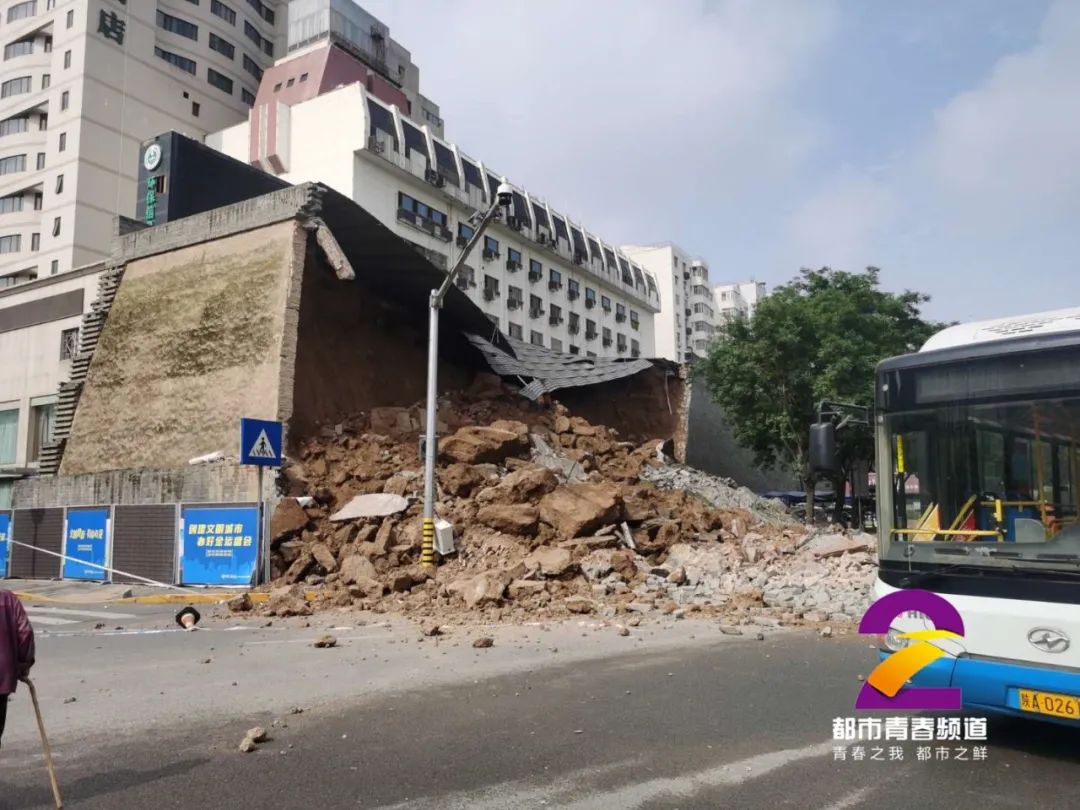 杭州日报|突发!西安一古城墙坍塌,多辆车被砸中!亲历者:吓得腿软,幸亏公交车早开了10秒