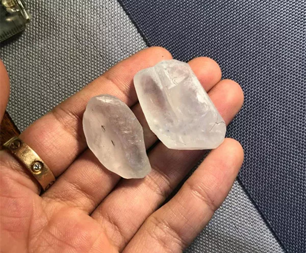 #翡翠#珍藏多年的翡翠原石,突然心血来潮,一刀切开后笑的合不拢嘴!